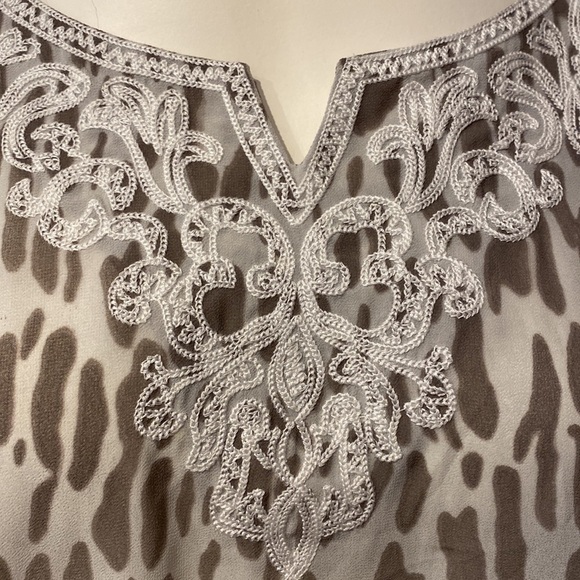 U womens Belle very pretty long sleeve taupe color plus size top 1X. EUC - Picture 2 of 4